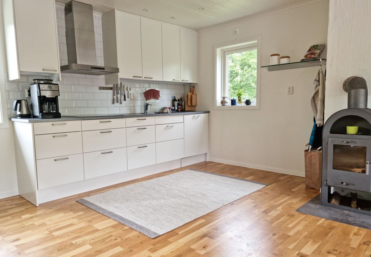 Stuga i Varekil - Välvårdat hus med bastu, biljardbord och 650 meter till badplats | SE09135