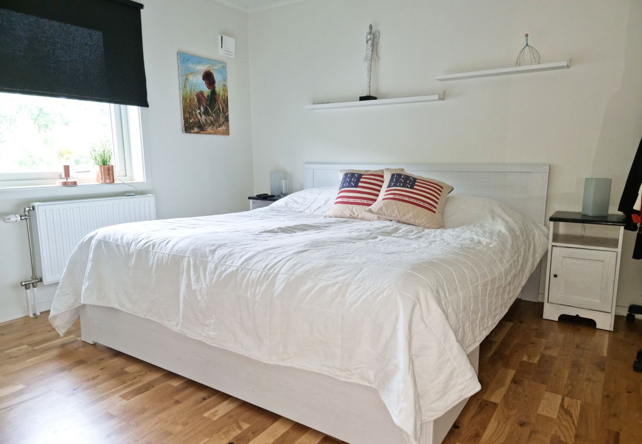 Stuga i Varekil - Välvårdat hus med bastu, biljardbord och 650 meter till badplats | SE09135