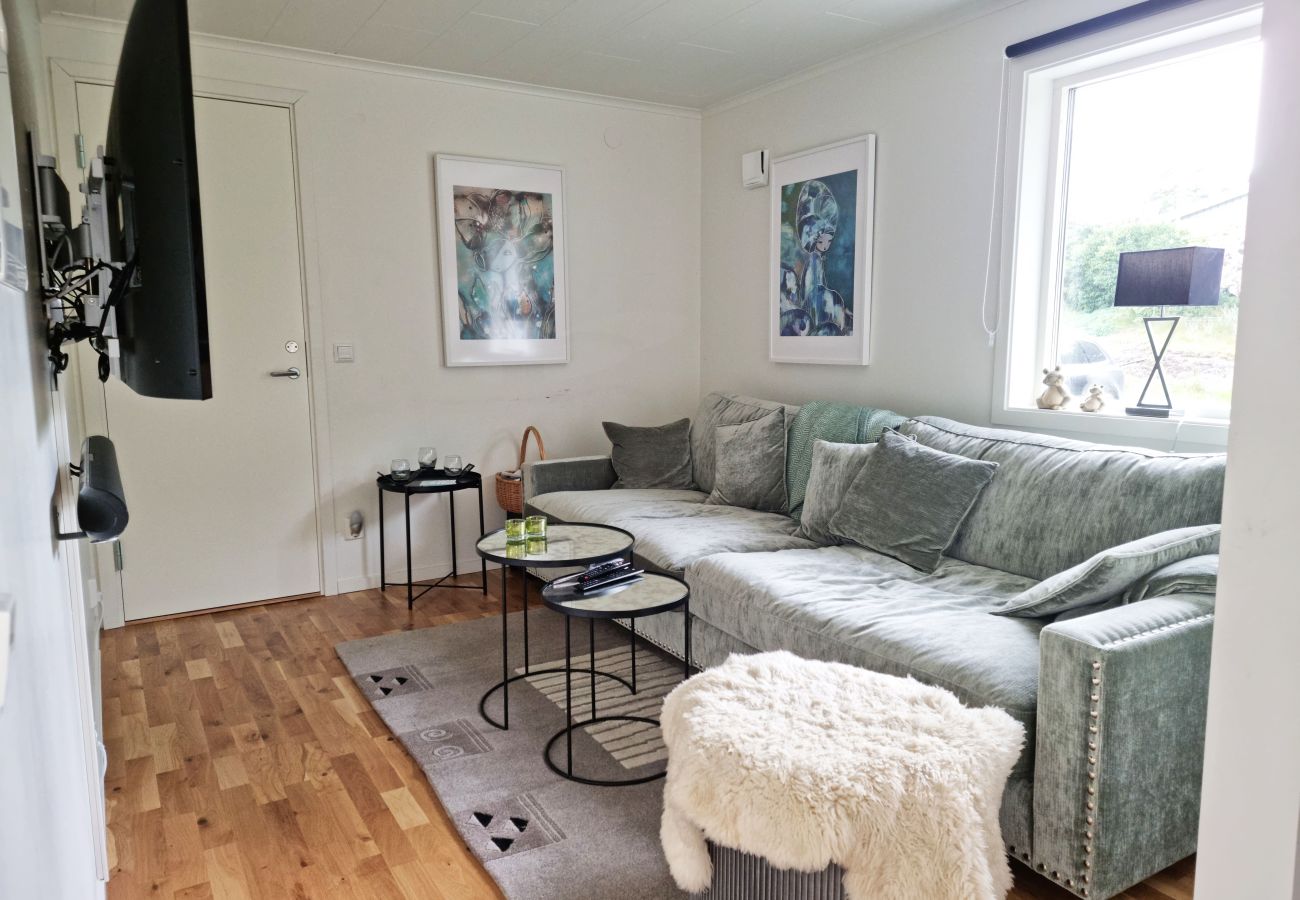 Stuga i Varekil - Välvårdat hus med bastu, biljardbord och 650 meter till badplats | SE09135