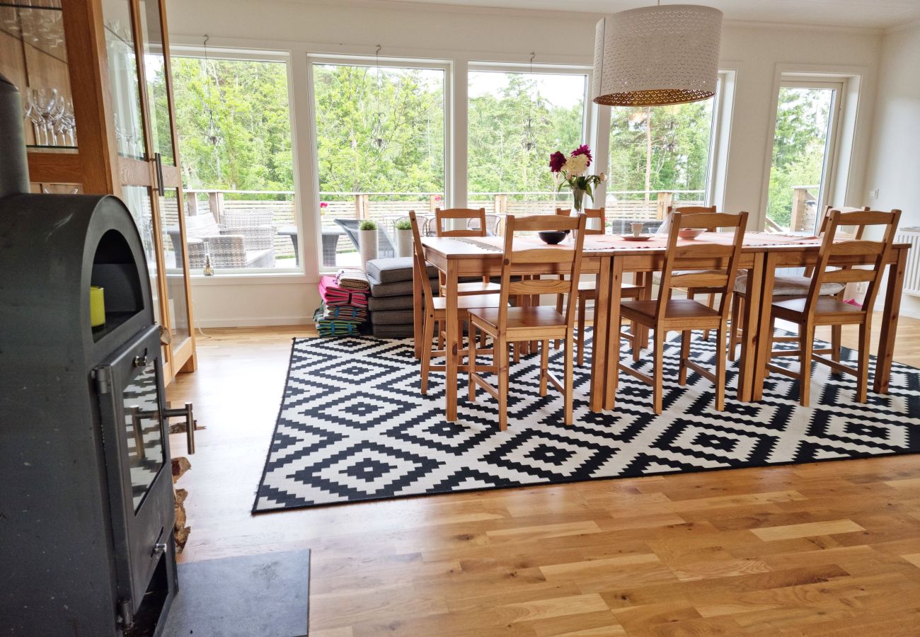 Stuga i Varekil - Välvårdat hus med bastu, biljardbord och 650 meter till badplats | SE09135