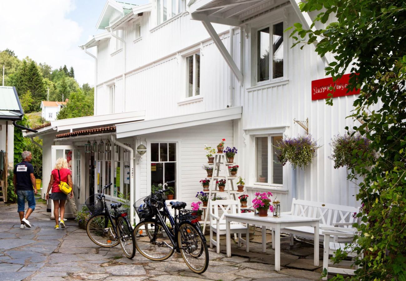 Stuga i Henån - Charmiga stugor i lugnt skogsläge nära havet | SE09136