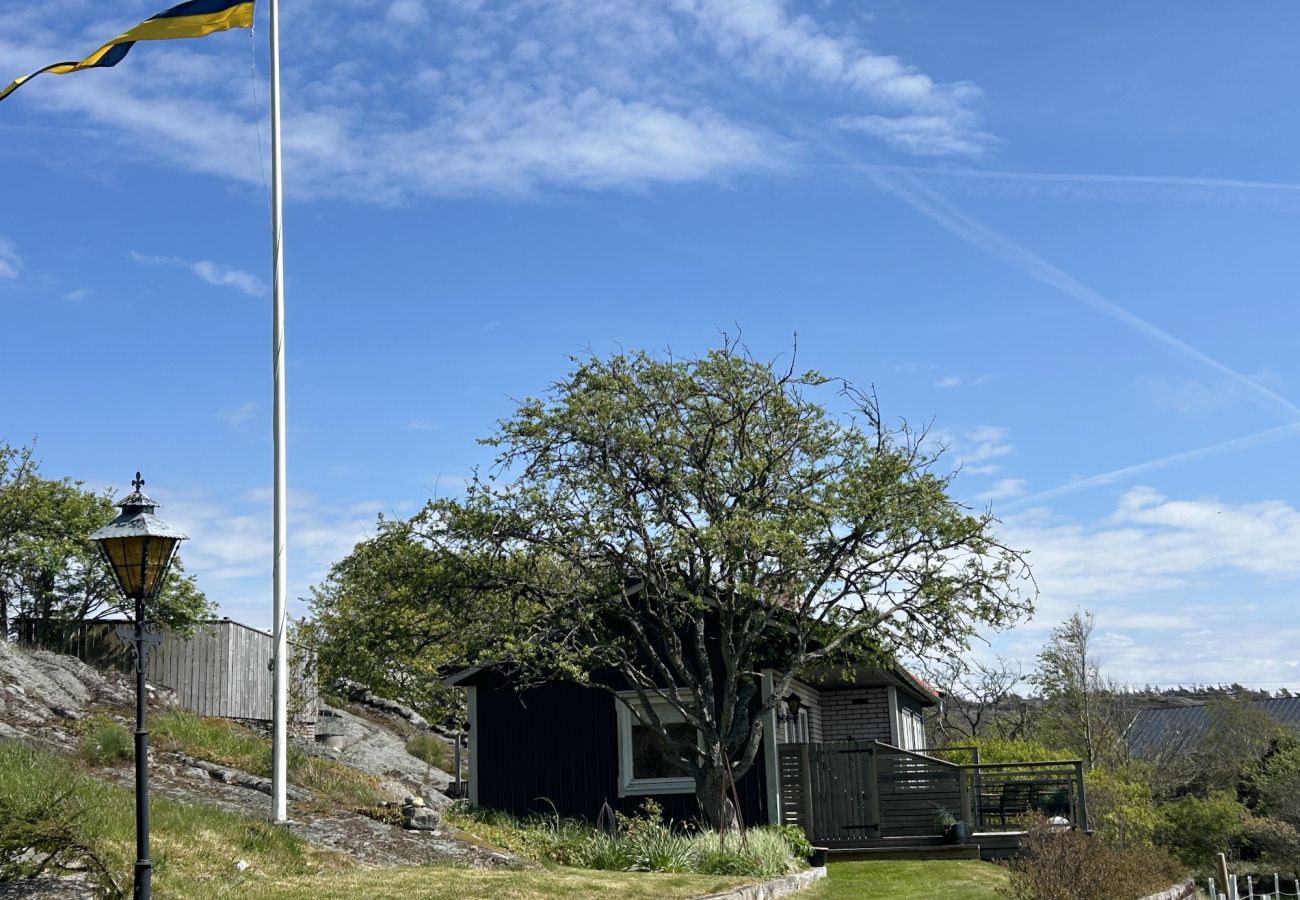 Stuga i Skärhamn - Mysigt boende som omges av berg, 450m till havet | SE09117