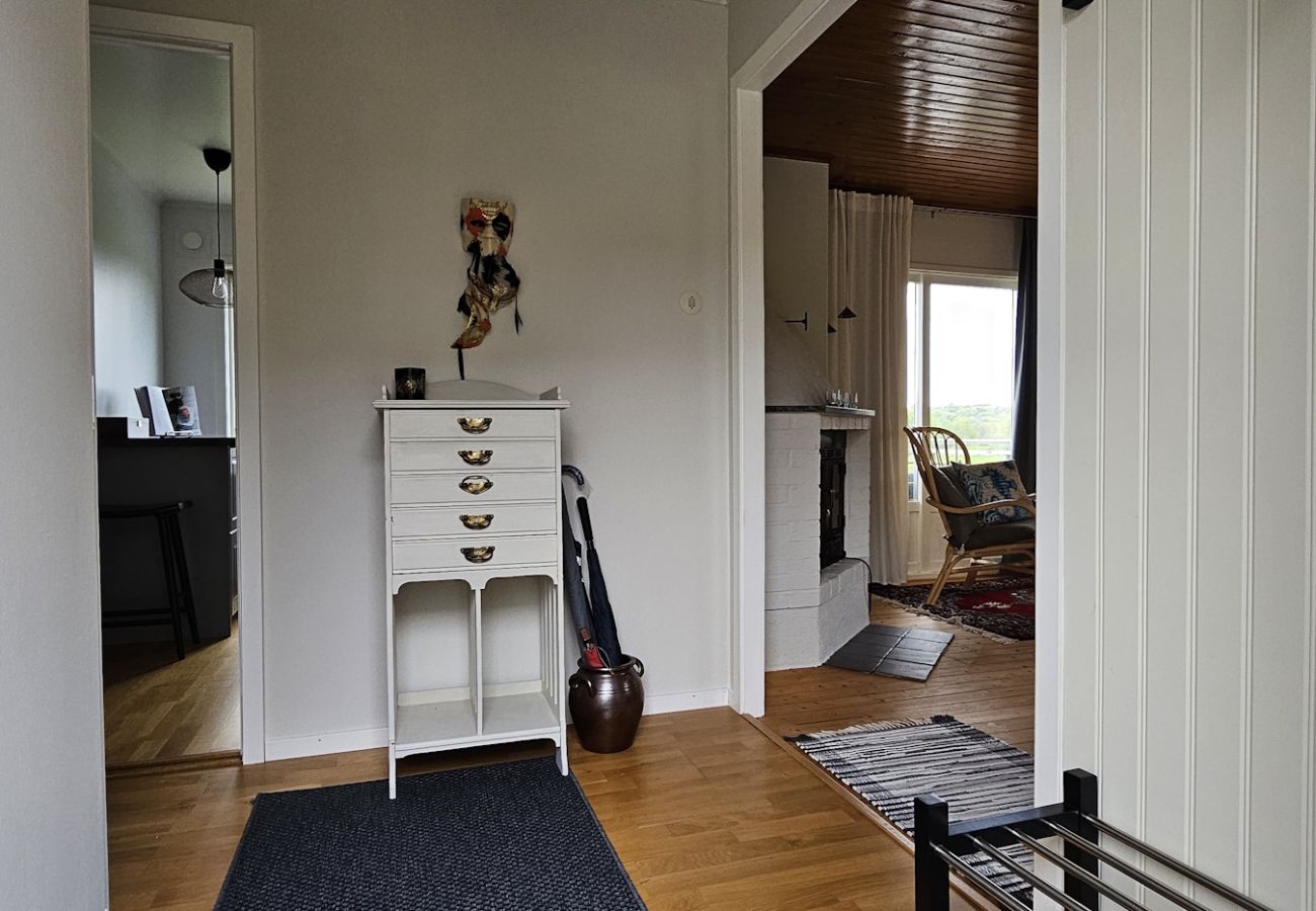 Stuga i Skärhamn - Mysigt boende som omges av berg, 450m till havet | SE09117