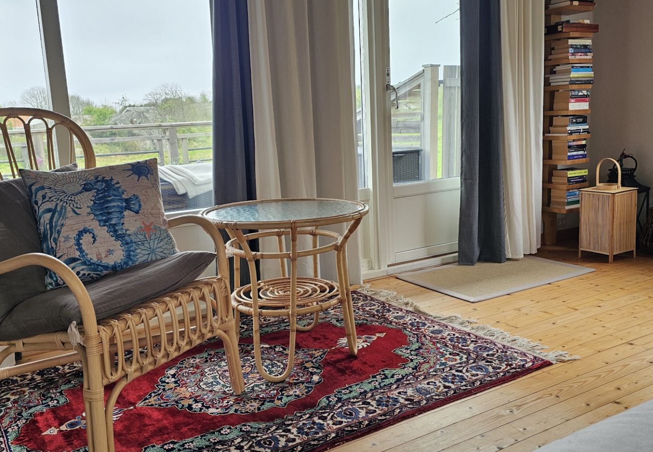 Stuga i Skärhamn - Mysigt boende som omges av berg, 450m till havet | SE09117