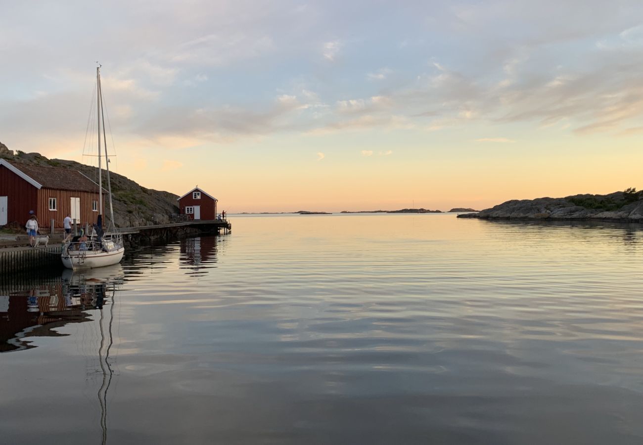 Stuga i Skärhamn - Mysigt boende som omges av berg, 450m till havet | SE09117