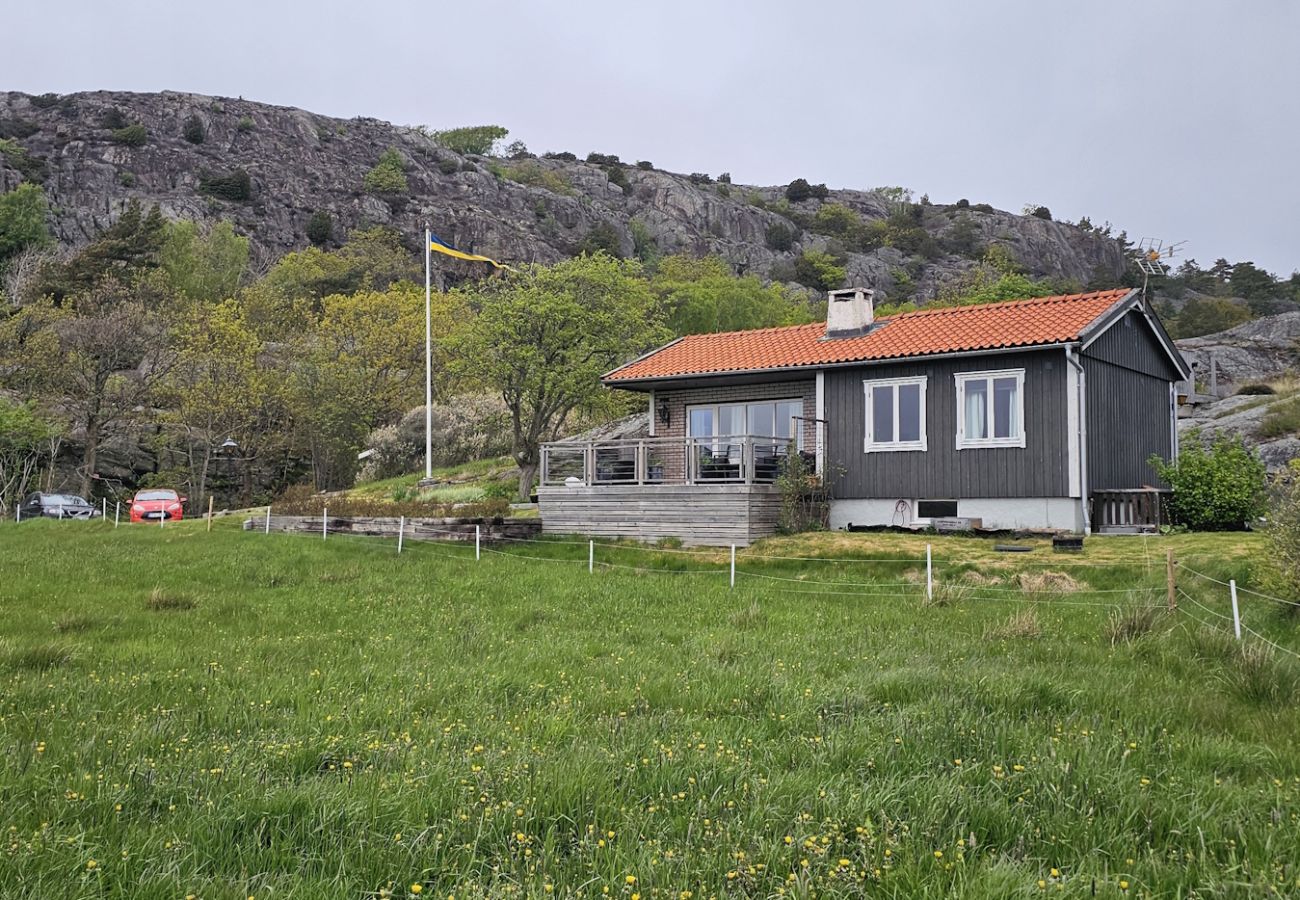 Stuga i Skärhamn - Mysigt boende som omges av berg, 450m till havet | SE09117