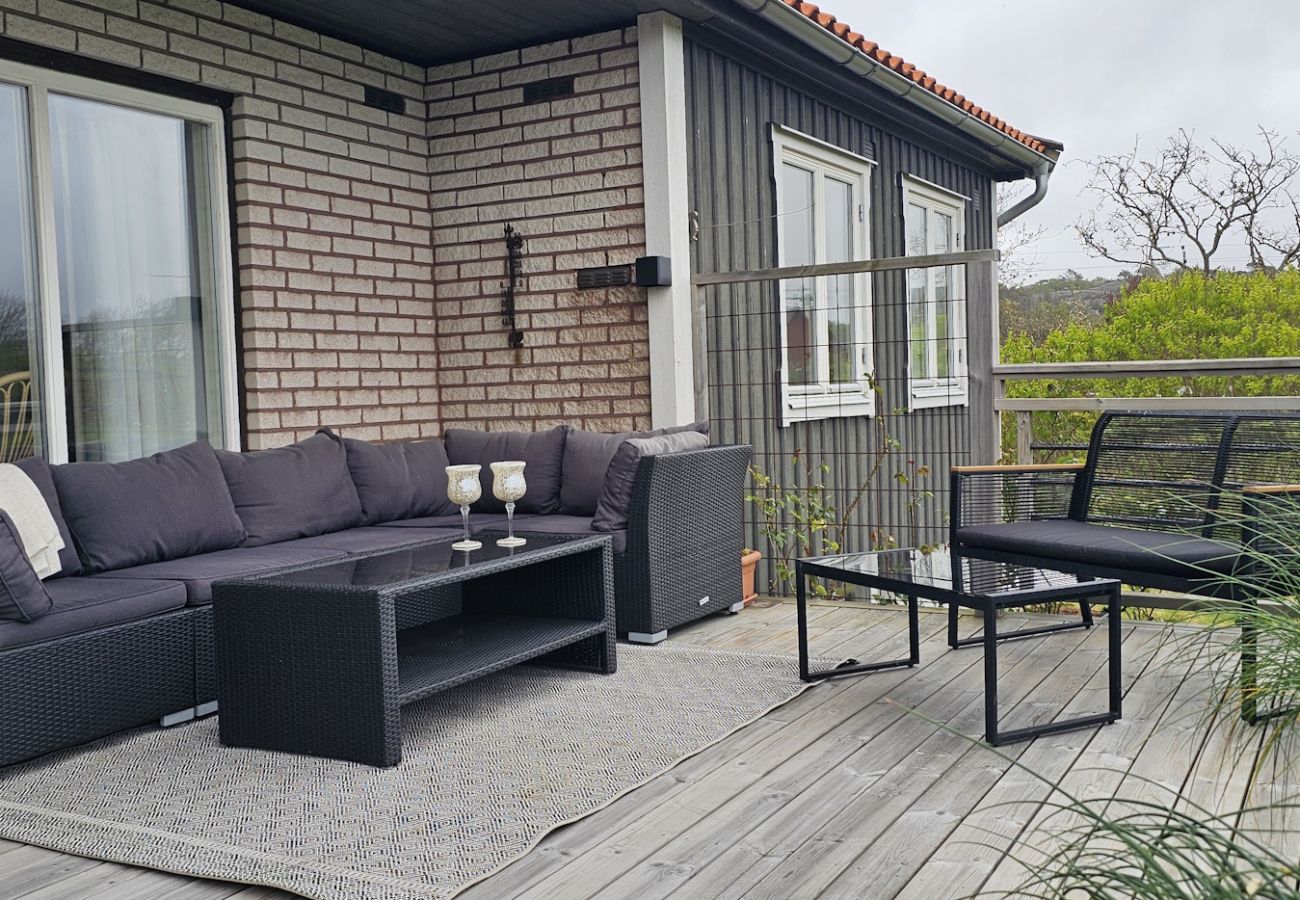 Stuga i Skärhamn - Mysigt boende som omges av berg, 450m till havet | SE09117