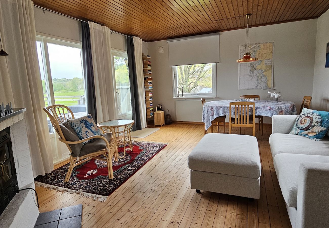 Stuga i Skärhamn - Mysigt boende som omges av berg, 450m till havet | SE09117