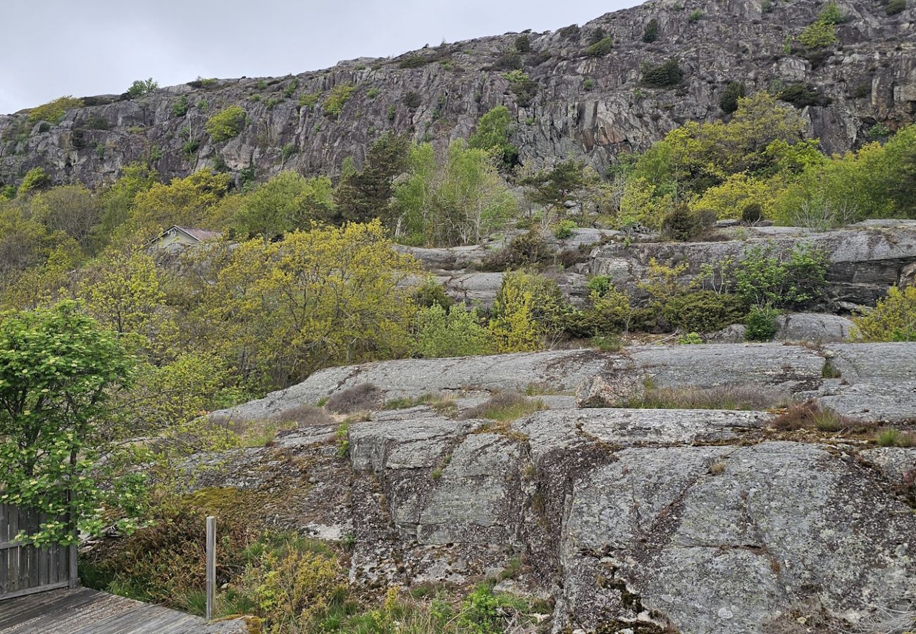 Stuga i Skärhamn - Mysigt boende som omges av berg, 450m till havet | SE09117