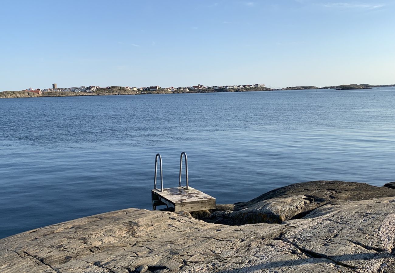 Stuga i Skärhamn - Mysigt boende som omges av berg, 450m till havet | SE09117