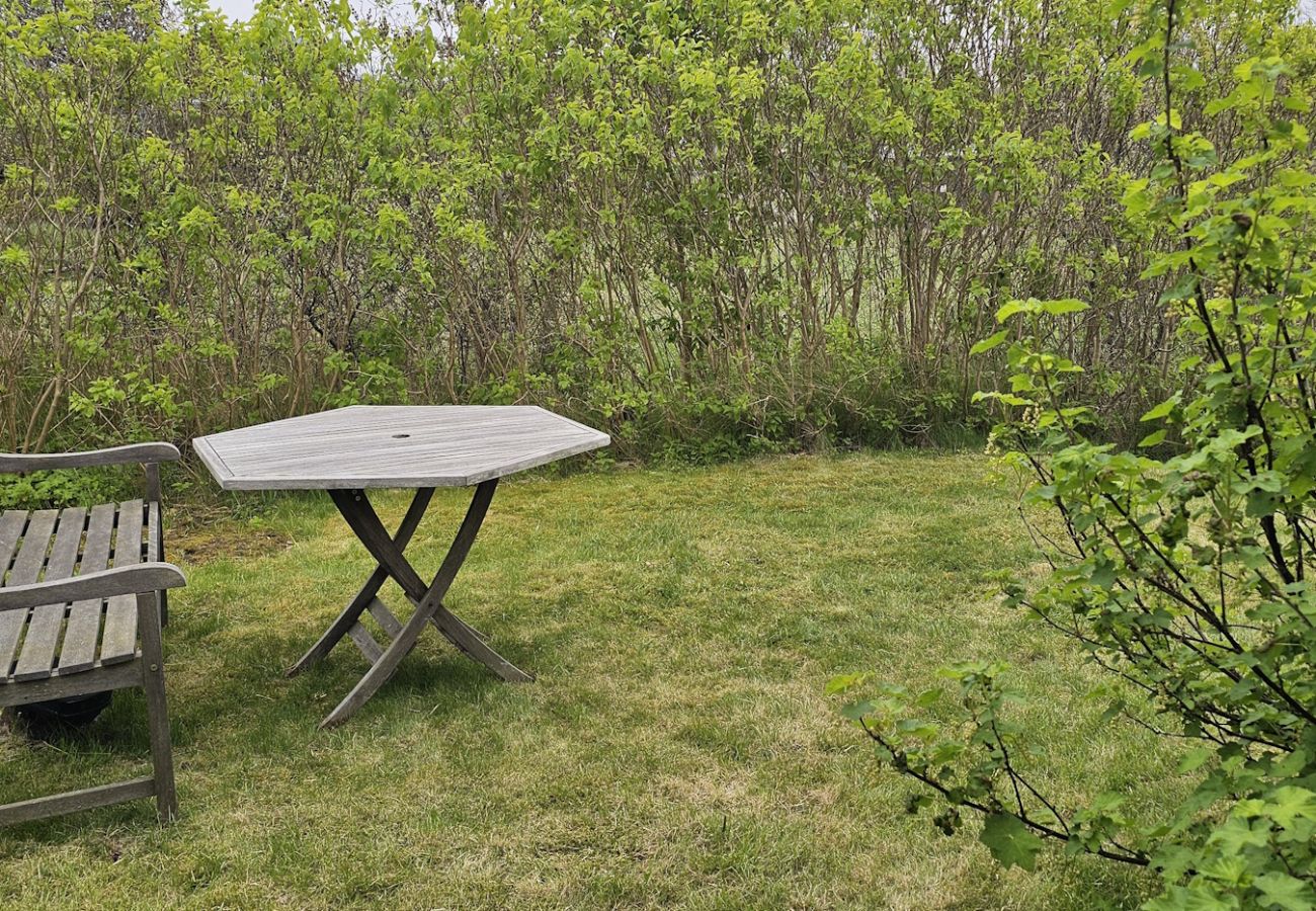 Stuga i Skärhamn - Mysigt boende som omges av berg, 450m till havet | SE09117