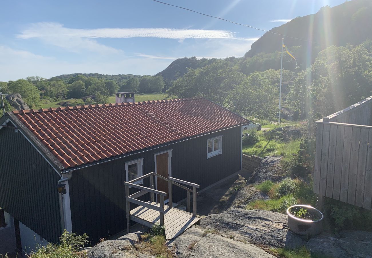 Stuga i Skärhamn - Mysigt boende som omges av berg, 450m till havet | SE09117