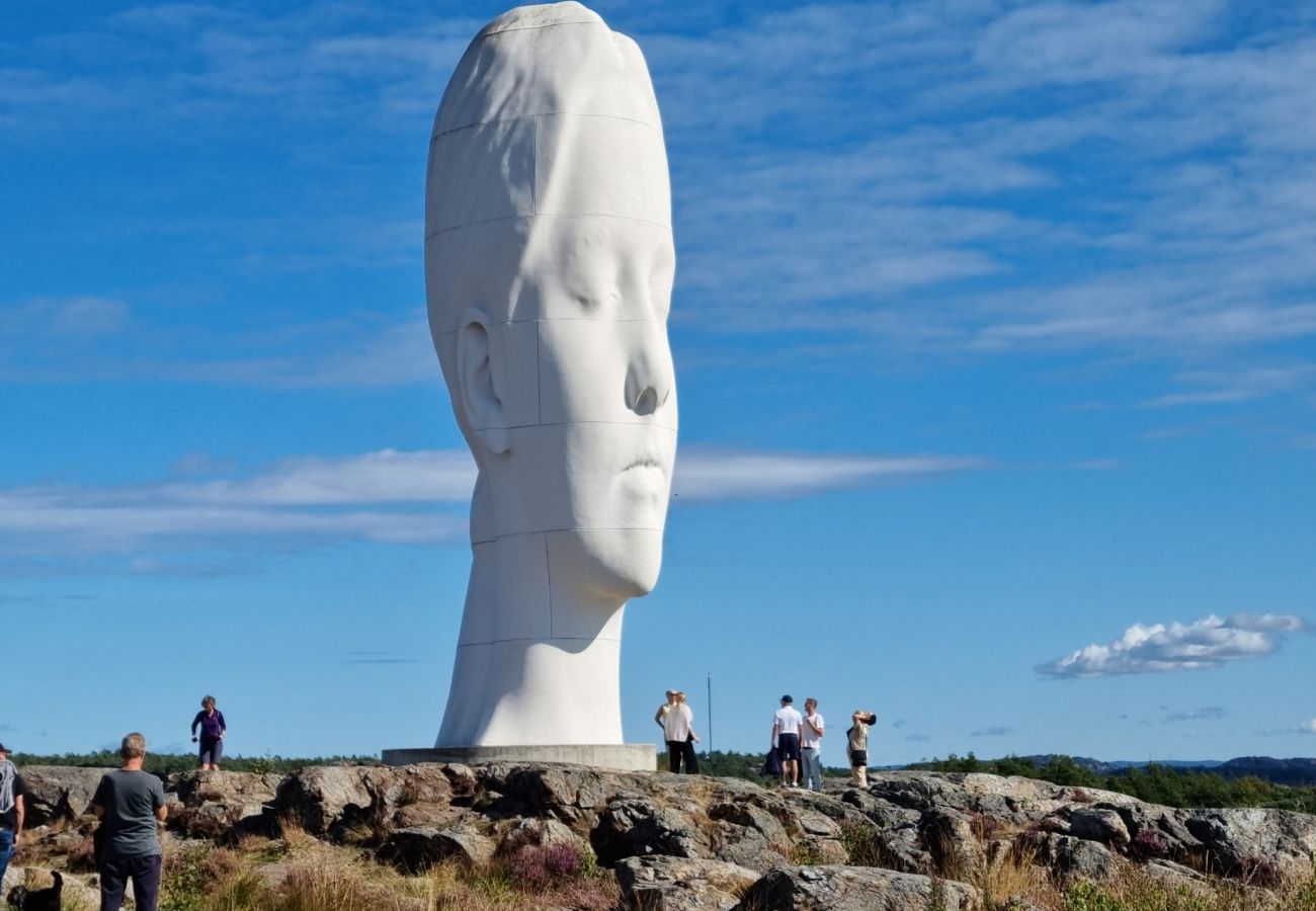 Stuga i Skärhamn - Mysigt boende som omges av berg, 450m till havet | SE09117