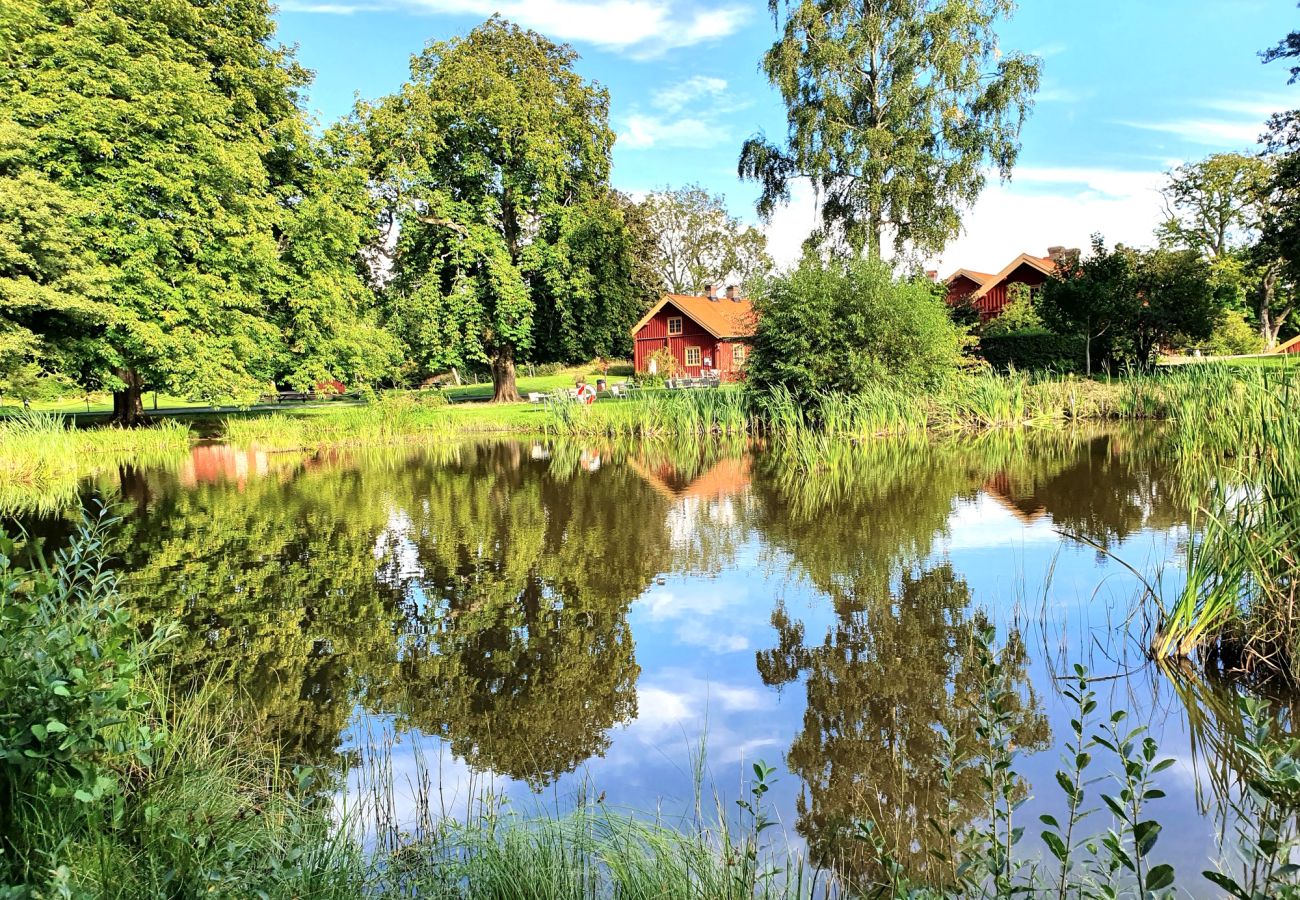 Stuga i Skärhamn - Mysigt boende som omges av berg, 450m till havet | SE09117