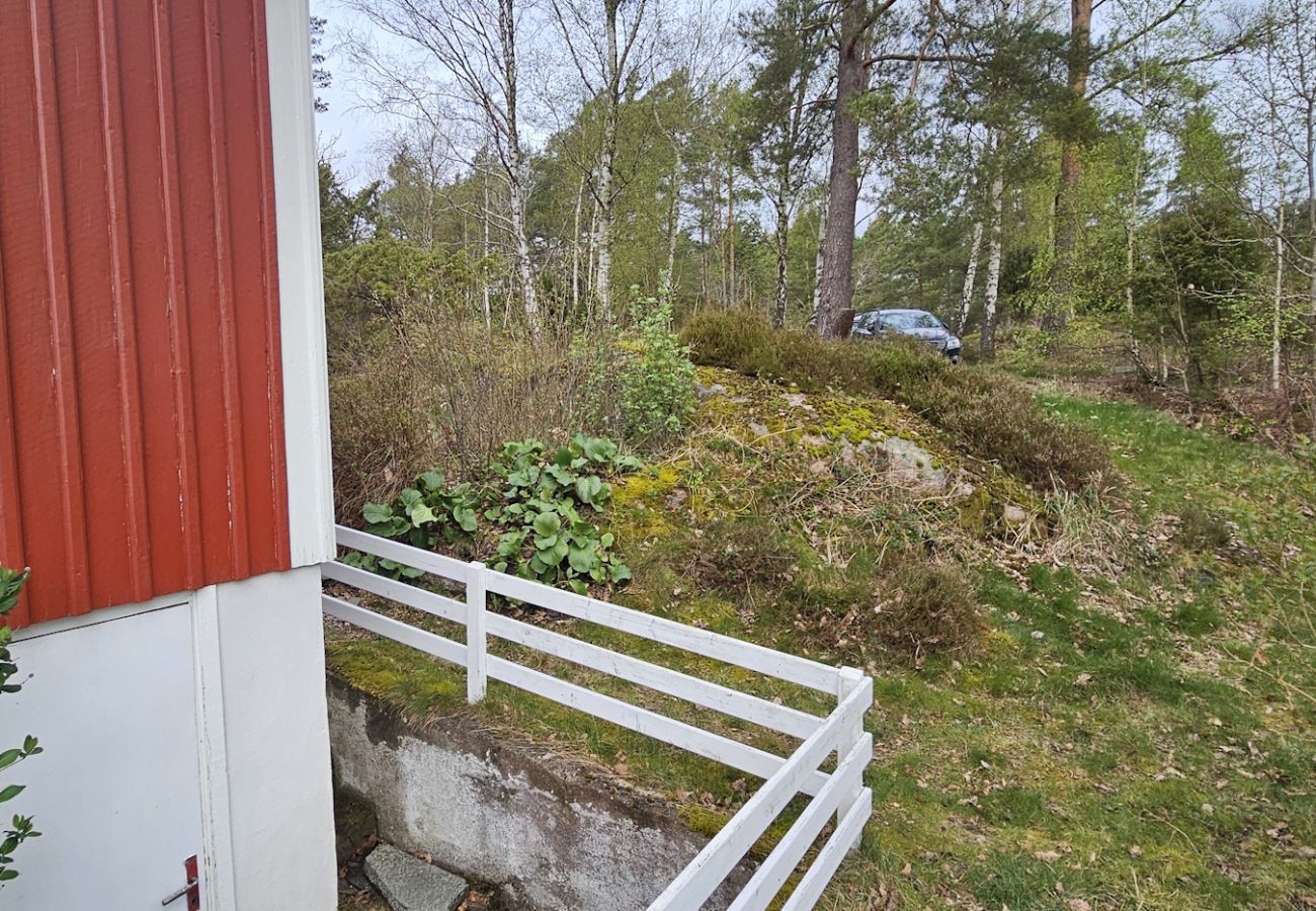 Stuga i Varekil - Stuga i vacker bergsmiljö på Mjörn bara 300m till hav | SE09115