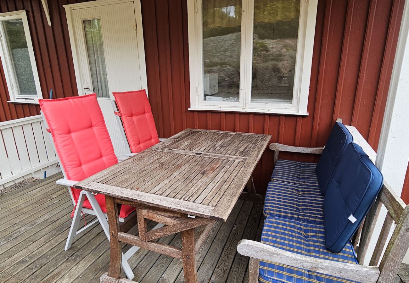 Stuga i Varekil - Stuga i vacker bergsmiljö på Mjörn bara 300m till hav | SE09115
