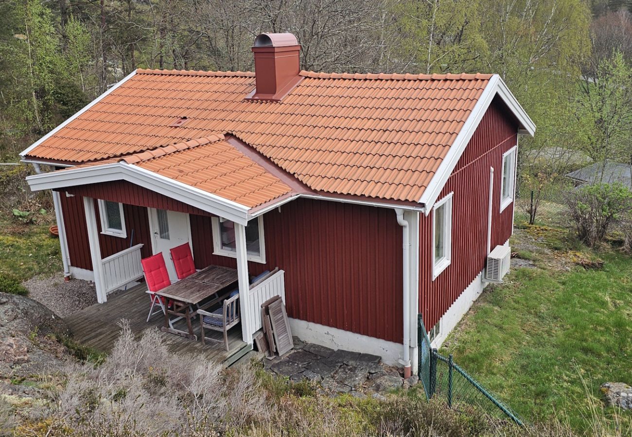 Stuga i Varekil - Stuga i vacker bergsmiljö på Mjörn bara 300m till hav | SE09115