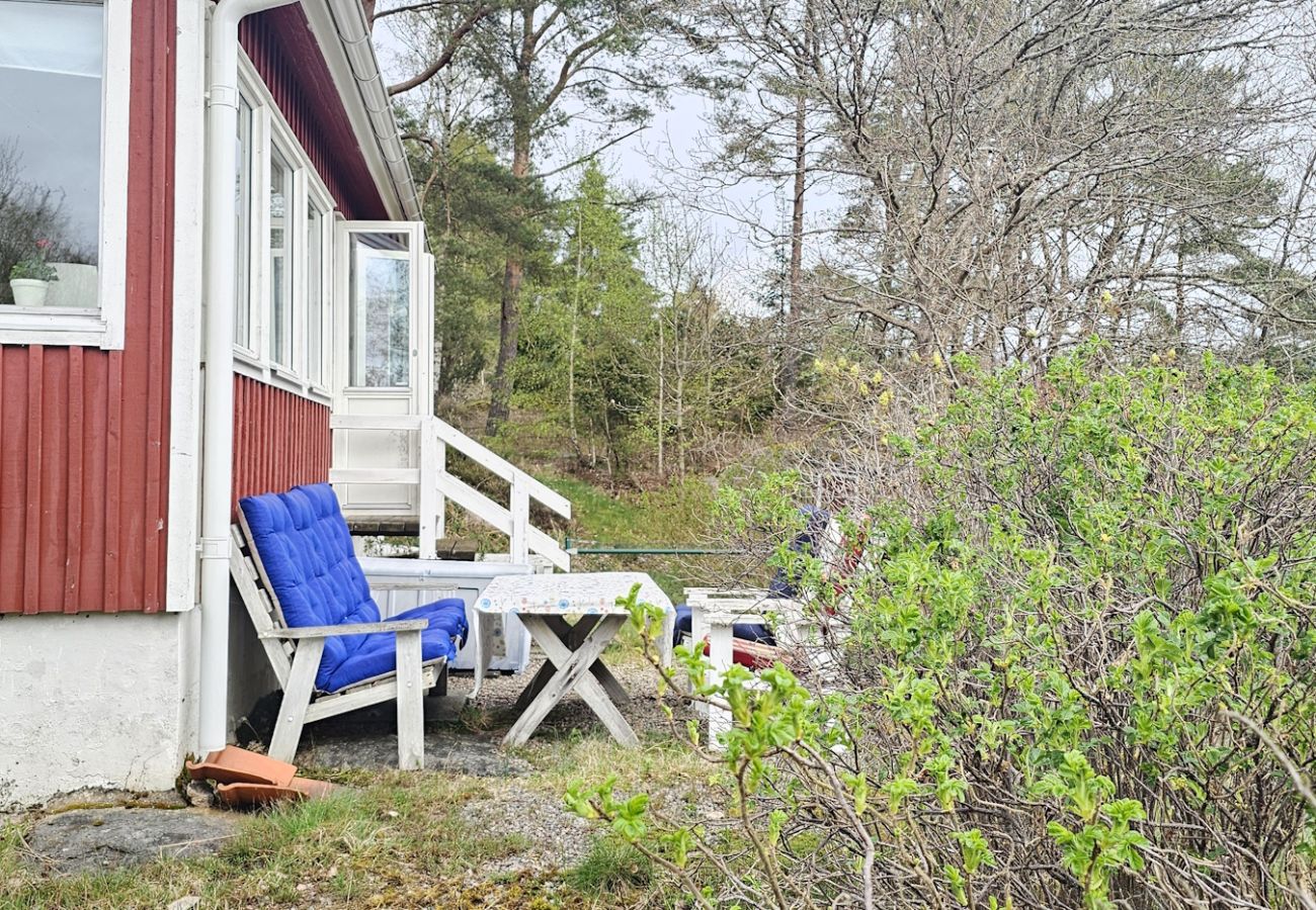 Stuga i Varekil - Stuga i vacker bergsmiljö på Mjörn bara 300m till hav | SE09115