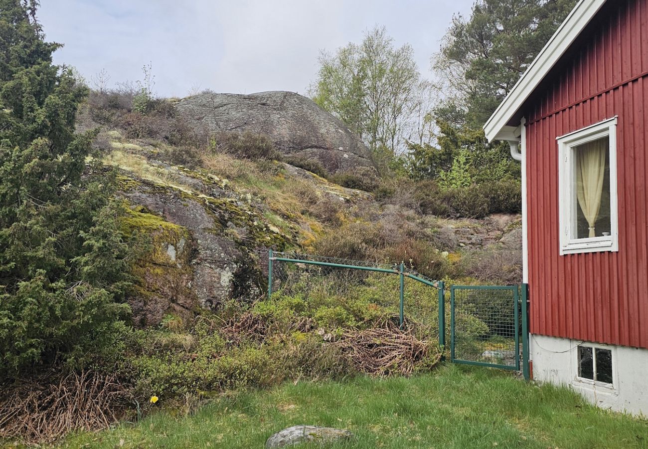 Stuga i Varekil - Stuga i vacker bergsmiljö på Mjörn bara 300m till hav | SE09115