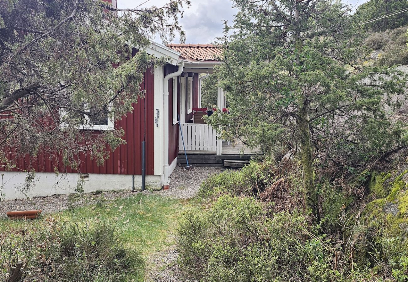 Stuga i Varekil - Stuga i vacker bergsmiljö på Mjörn bara 300m till hav | SE09115