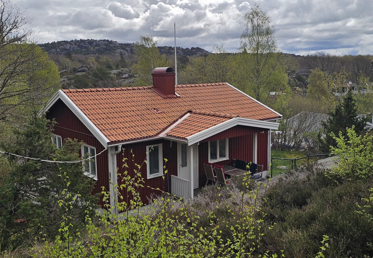 Stuga i Varekil - Stuga i vacker bergsmiljö på Mjörn bara 300m till hav | SE09115