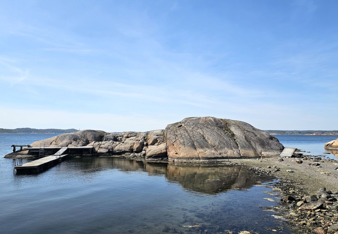 Stuga i Varekil - Stuga i vacker bergsmiljö på Mjörn bara 300m till hav | SE09115