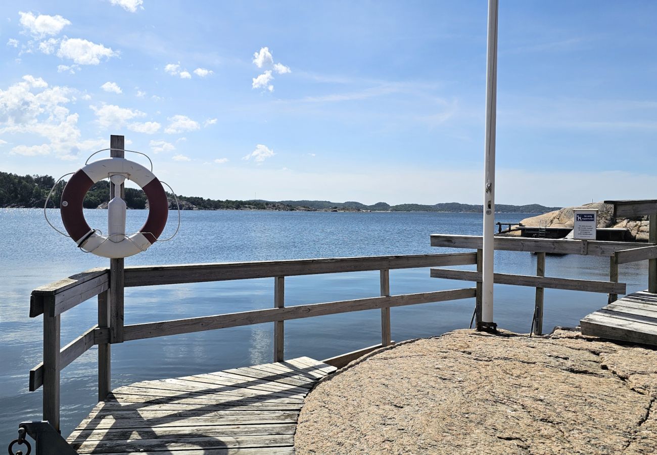 Stuga i Varekil - Stuga i vacker bergsmiljö på Mjörn bara 300m till hav | SE09115