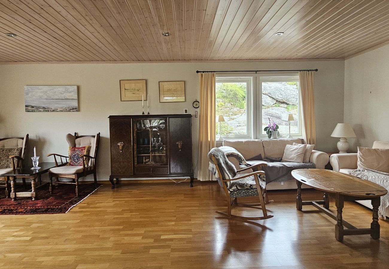 Stuga i Ellös - Rymligt semesterhus i Ellös, 300m till fin sandstrand | SE09113