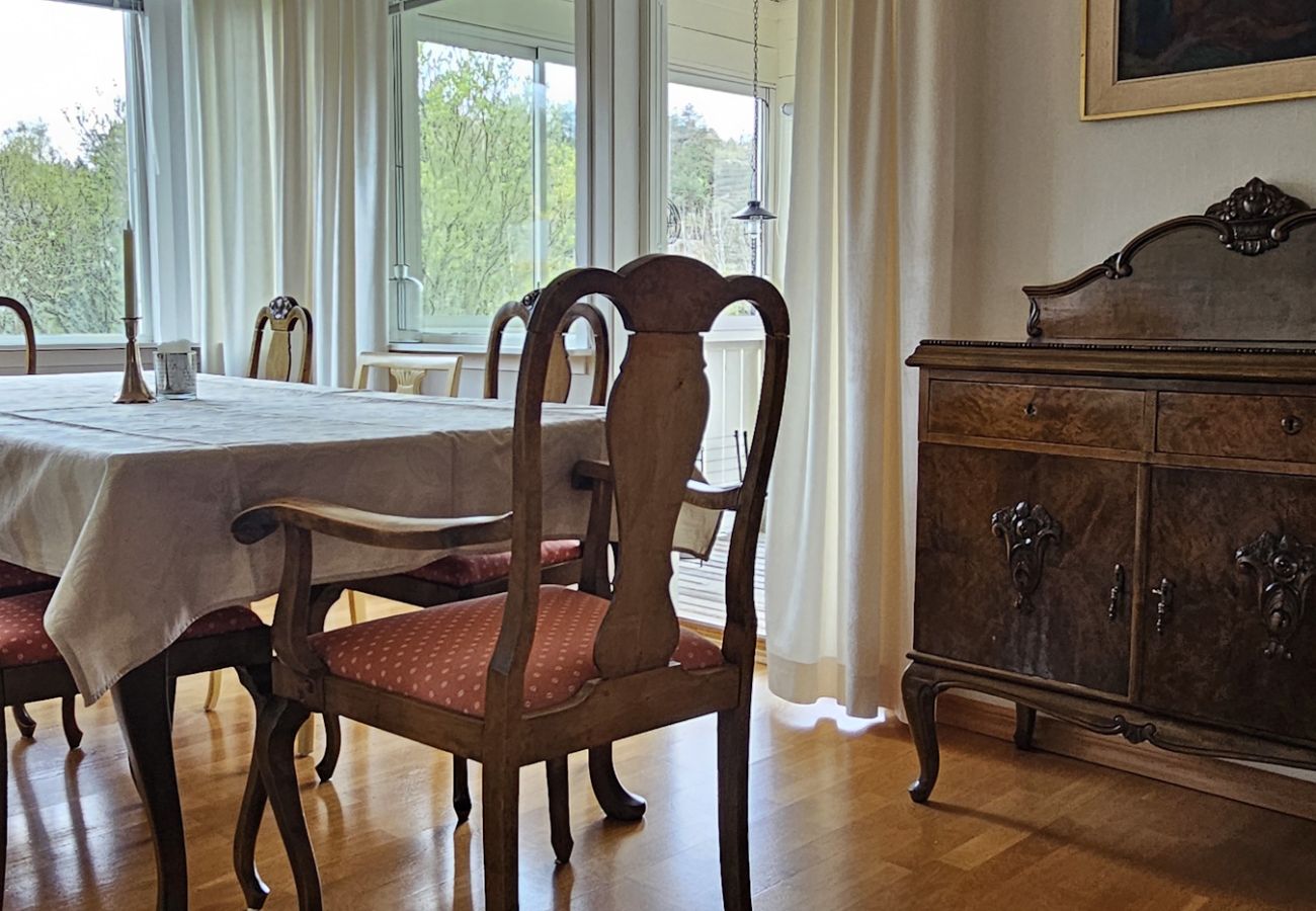 Stuga i Ellös - Rymligt semesterhus i Ellös, 300m till fin sandstrand | SE09113