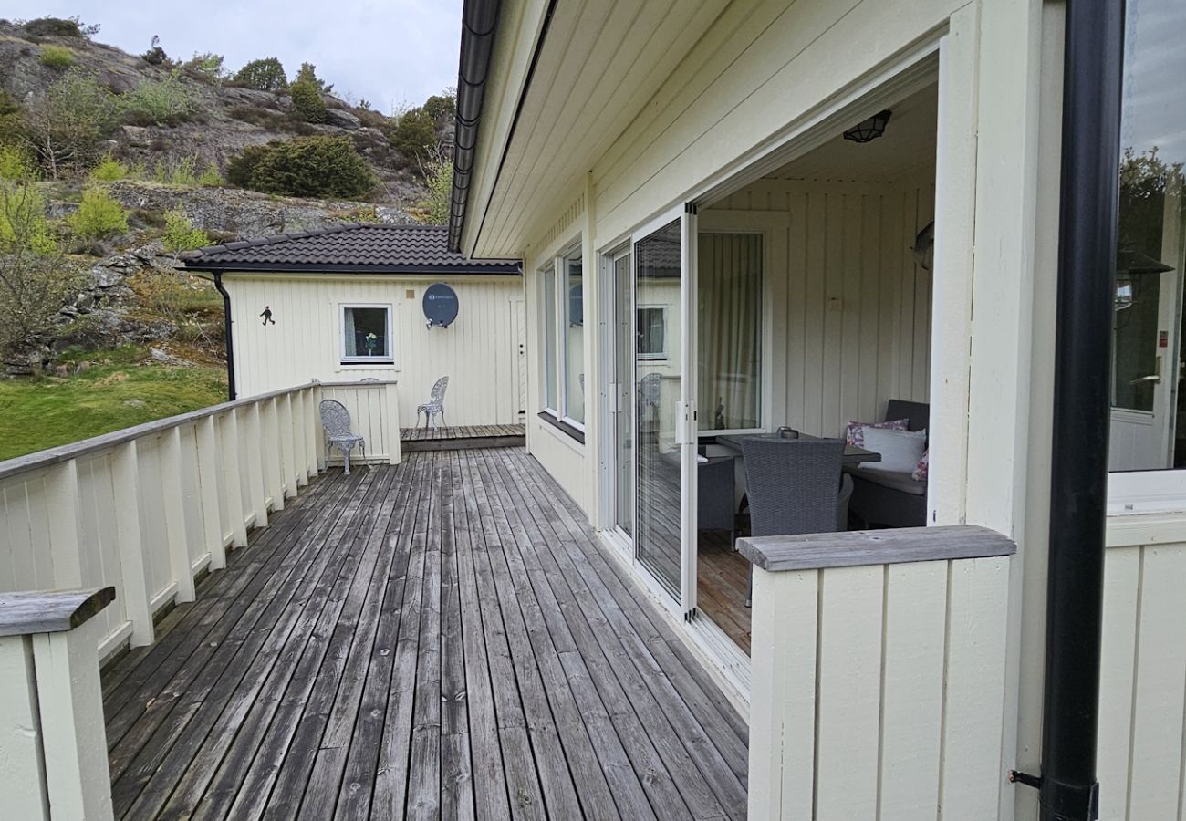 Stuga i Ellös - Rymligt semesterhus i Ellös, 300m till fin sandstrand | SE09113