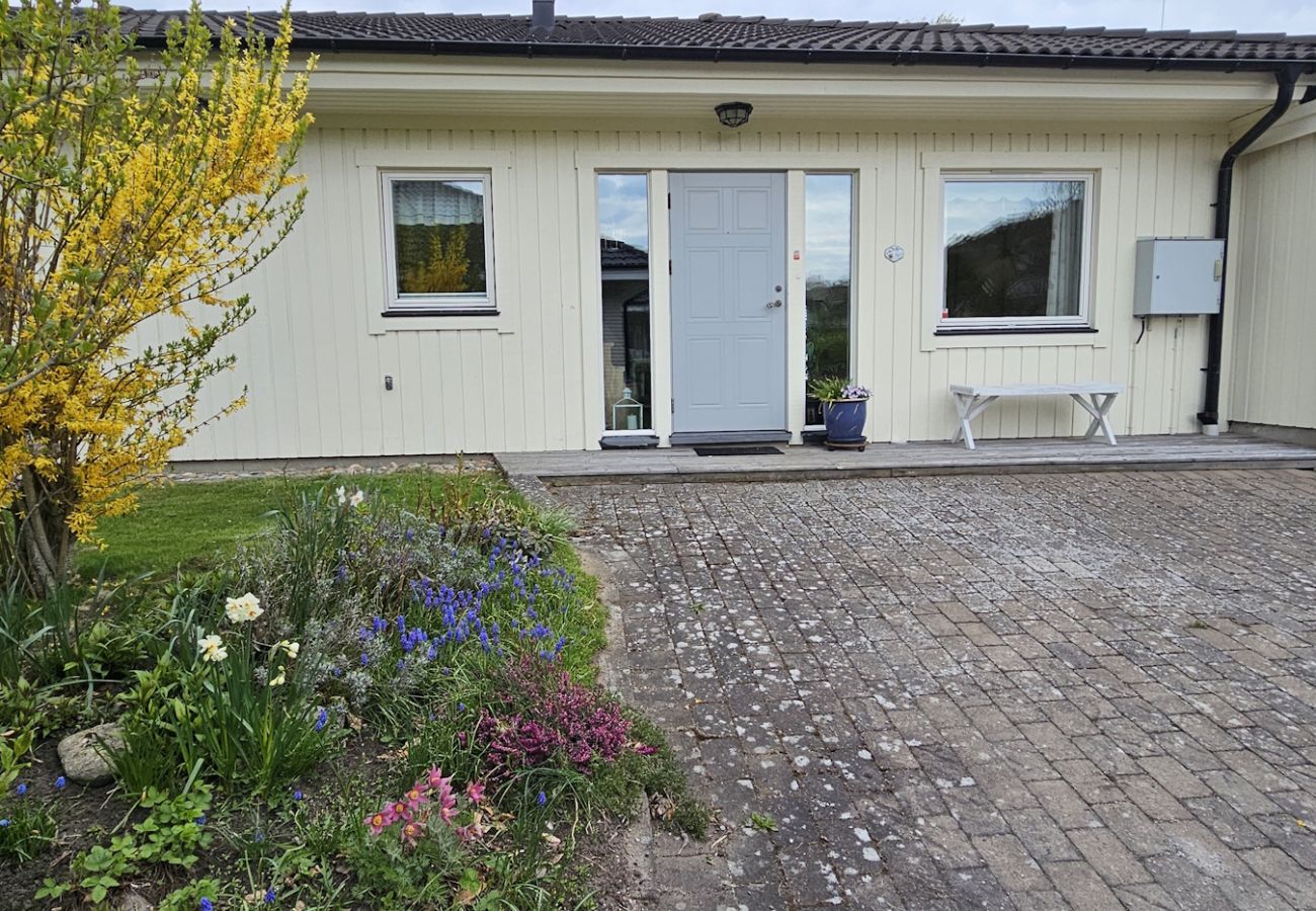 Stuga i Ellös - Rymligt semesterhus i Ellös, 300m till fin sandstrand | SE09113
