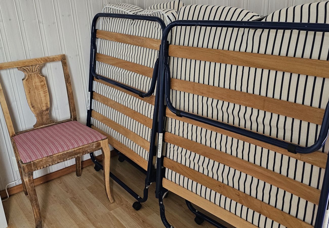 Stuga i Ellös - Rymligt semesterhus i Ellös, 300m till fin sandstrand | SE09113