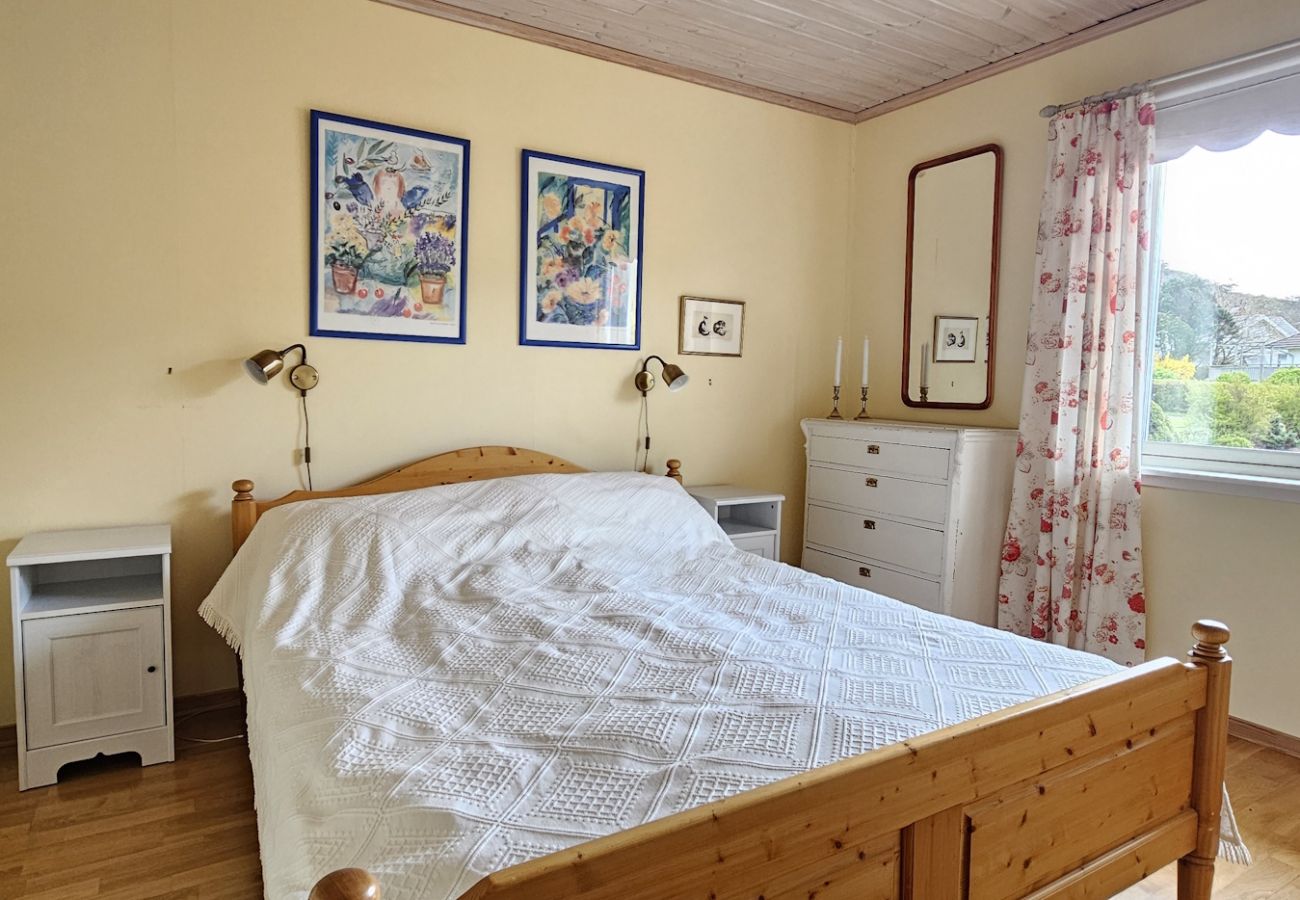 Stuga i Ellös - Rymligt semesterhus i Ellös, 300m till fin sandstrand | SE09113
