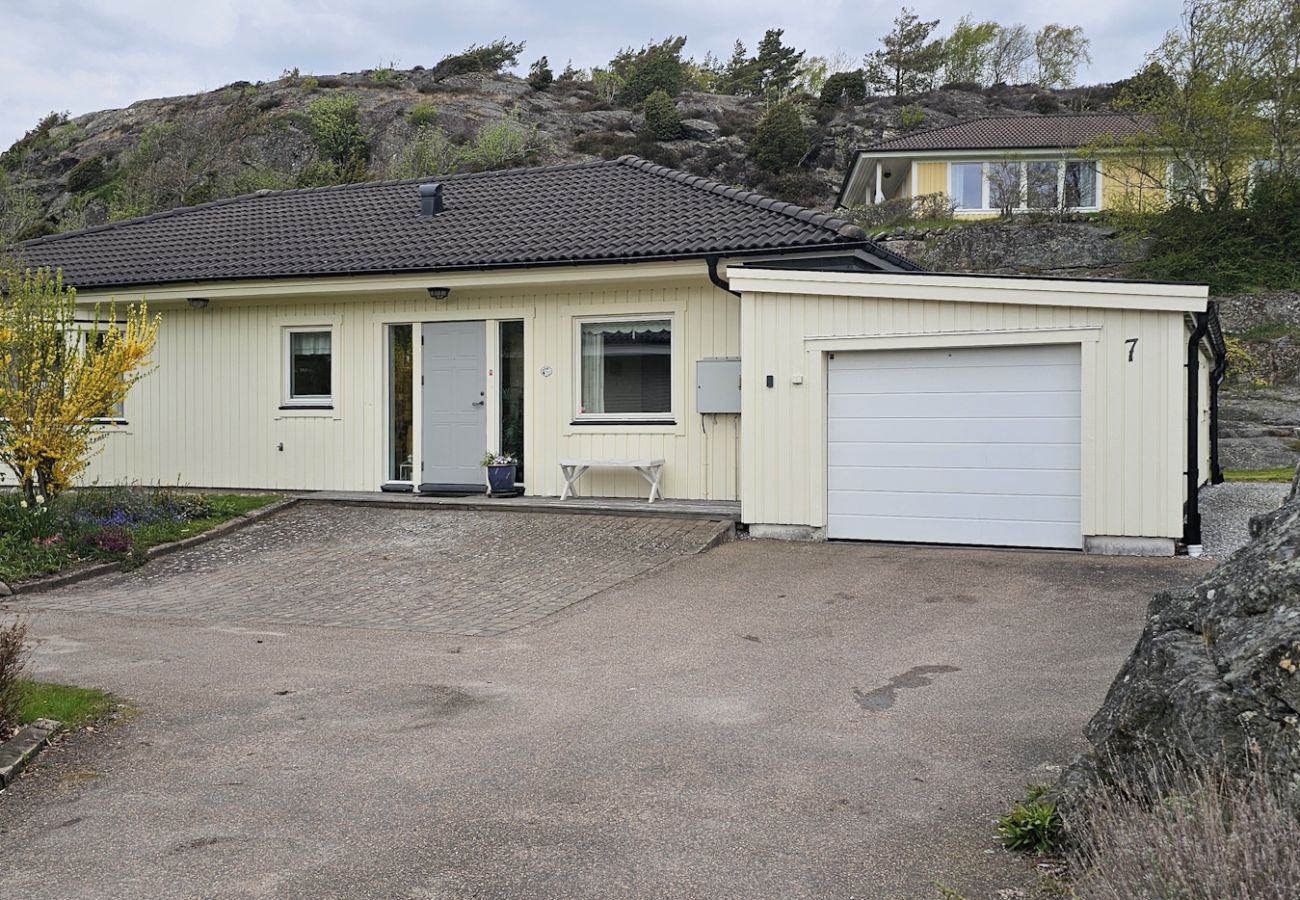 Stuga i Ellös - Rymligt semesterhus i Ellös, 300m till fin sandstrand | SE09113