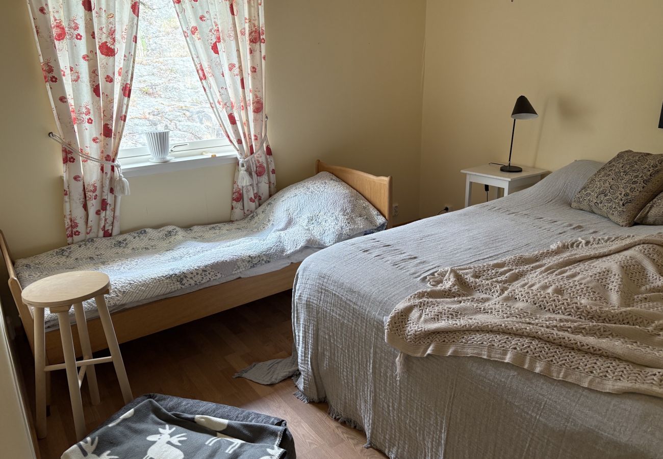 Stuga i Ellös - Rymligt semesterhus i Ellös, 300m till fin sandstrand | SE09113