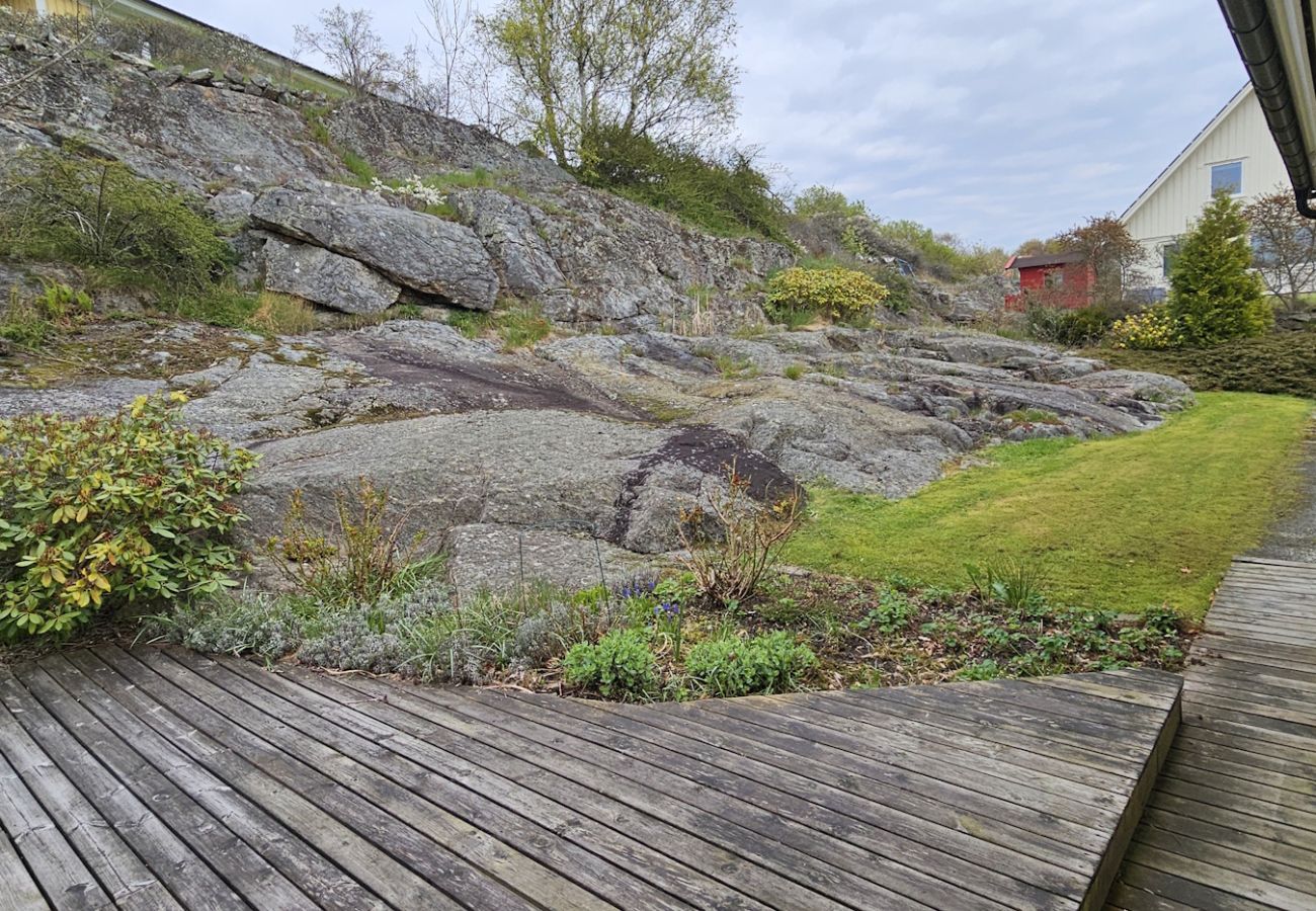Stuga i Ellös - Rymligt semesterhus i Ellös, 300m till fin sandstrand | SE09113
