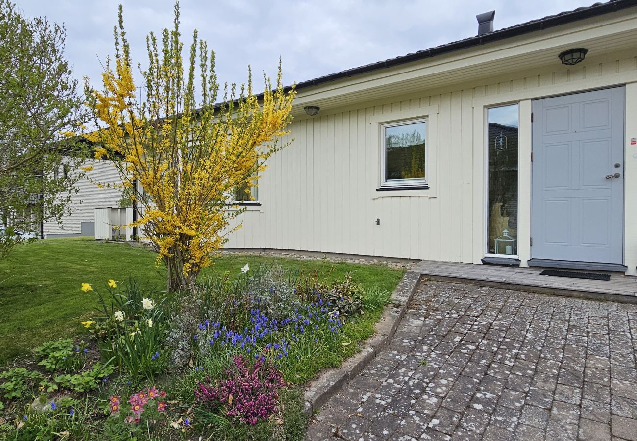 Stuga i Ellös - Rymligt semesterhus i Ellös, 300m till fin sandstrand | SE09113