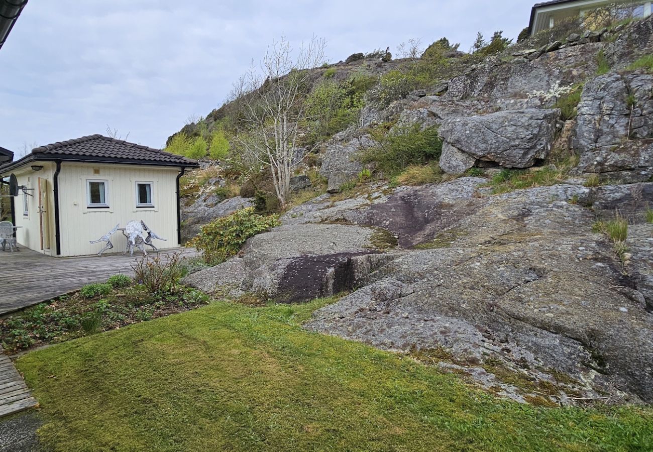 Stuga i Ellös - Rymligt semesterhus i Ellös, 300m till fin sandstrand | SE09113