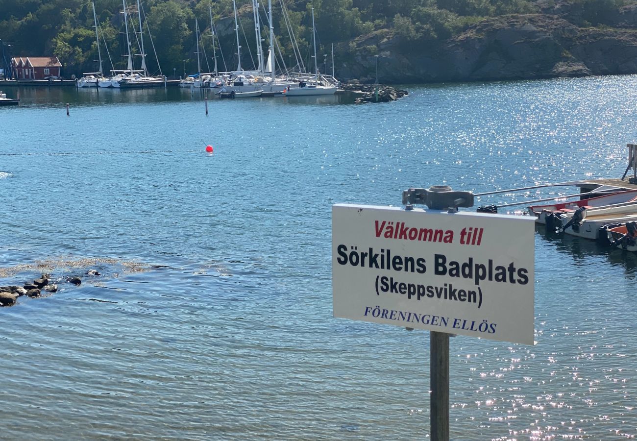 Stuga i Ellös - Rymligt semesterhus i Ellös, 300m till fin sandstrand | SE09113