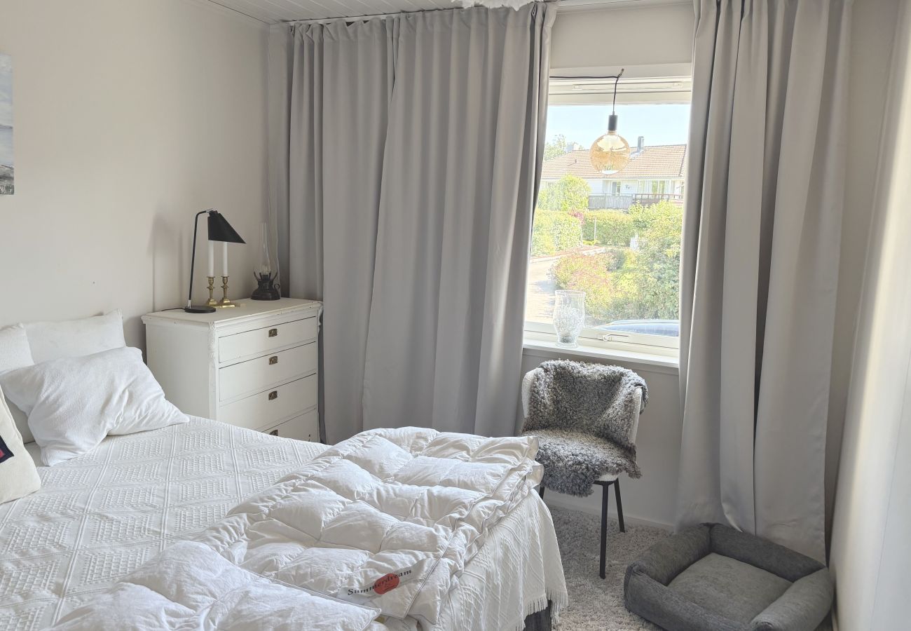 Stuga i Ellös - Semesterhus i Ellös, 300m till sandstrand | SE09113