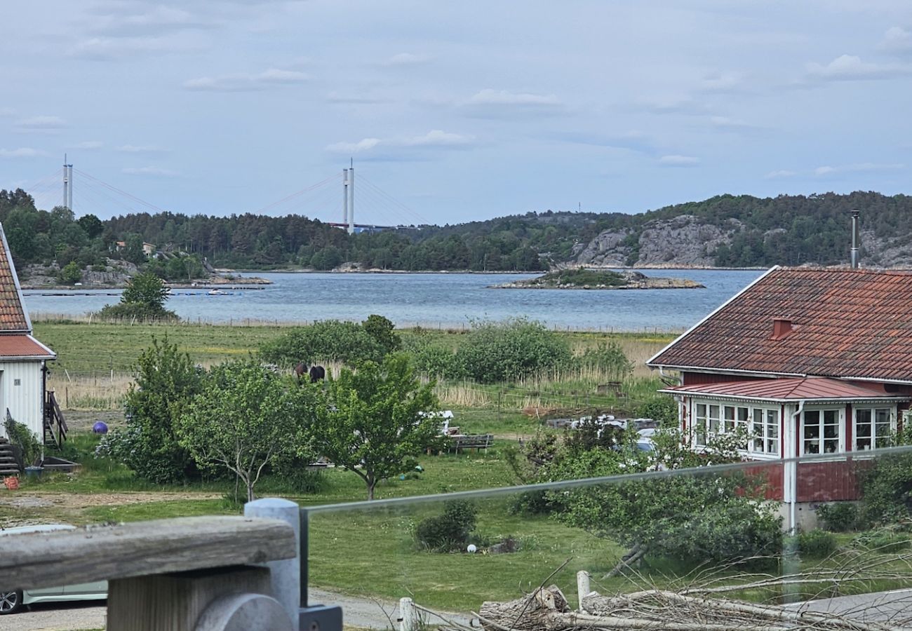 Lägenhet i Höviksnäs - Lägenhet Höviksnäs 300m från havet med utsikt över Tjörnbron| SE09112