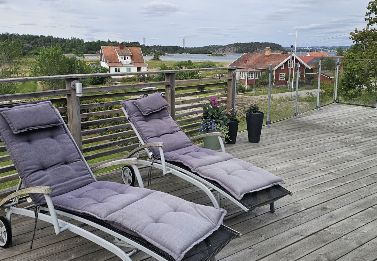 Lägenhet i Höviksnäs - Lägenhet Höviksnäs 300m från havet med utsikt över Tjörnbron| SE09112