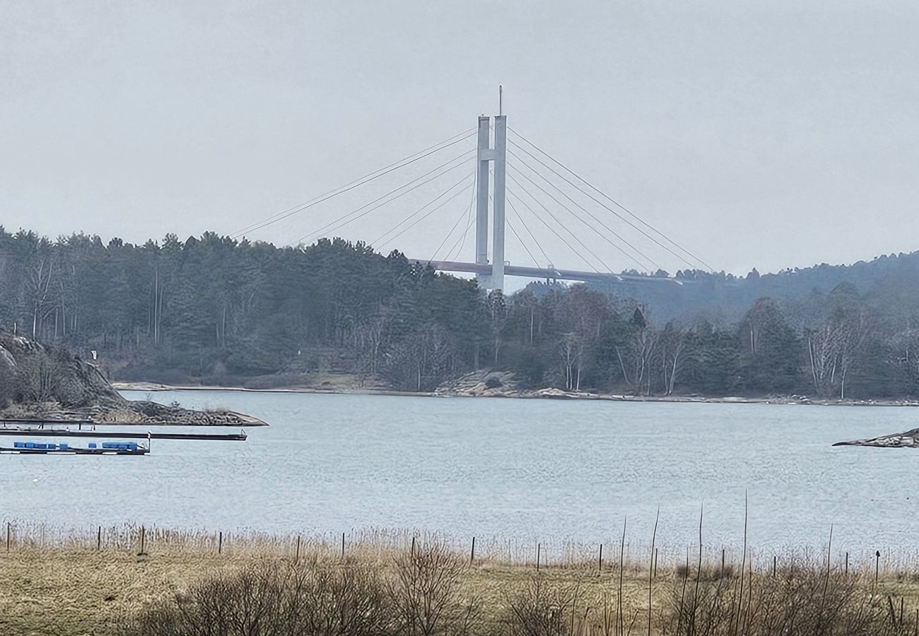 Lägenhet i Höviksnäs - Lägenhet Höviksnäs 300m från havet med utsikt över Tjörnbron| SE09112
