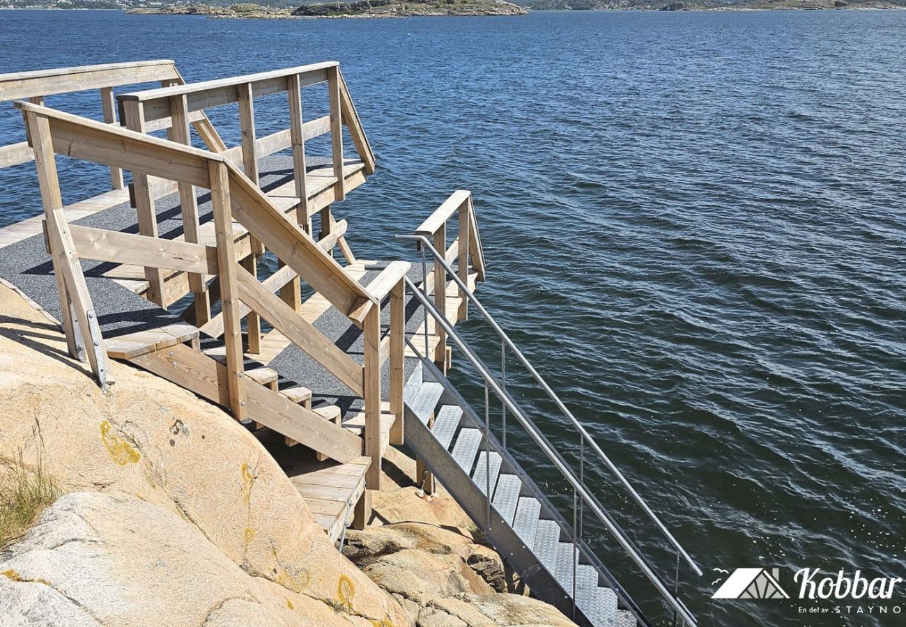 Stuga i Höviksnäs - Lägenhet Höviksnäs 300m från havet med utsikt över Tjörnbron| SE09112