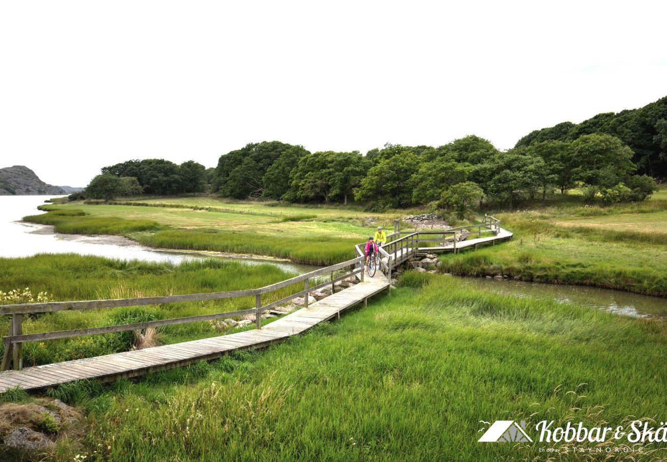 Stuga i Höviksnäs - Lägenhet Höviksnäs 300m från havet med utsikt över Tjörnbron| SE09112