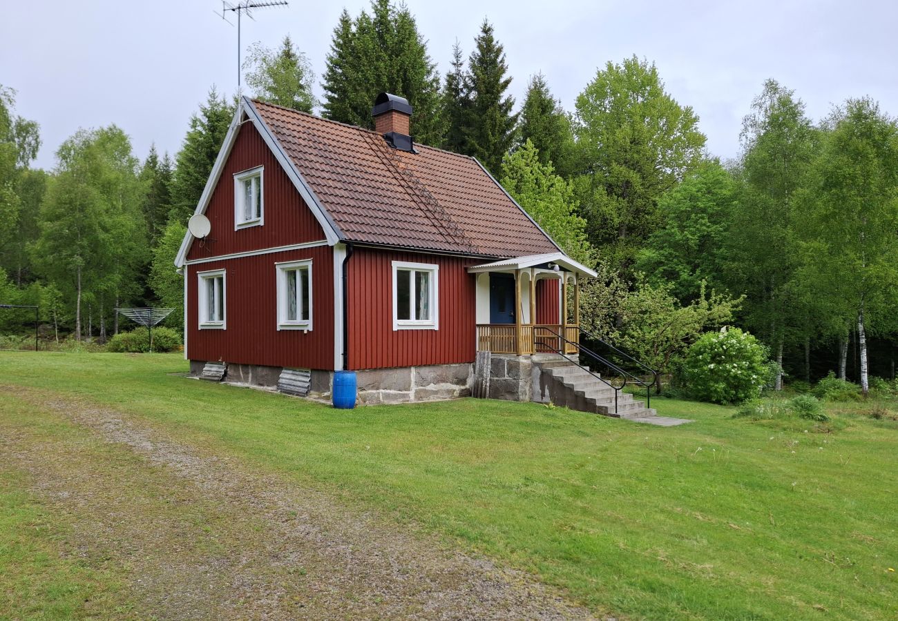 Stuga i Lönsboda - Charmigt semesterhus i skogsidyll utanför Tosthult | SE01078