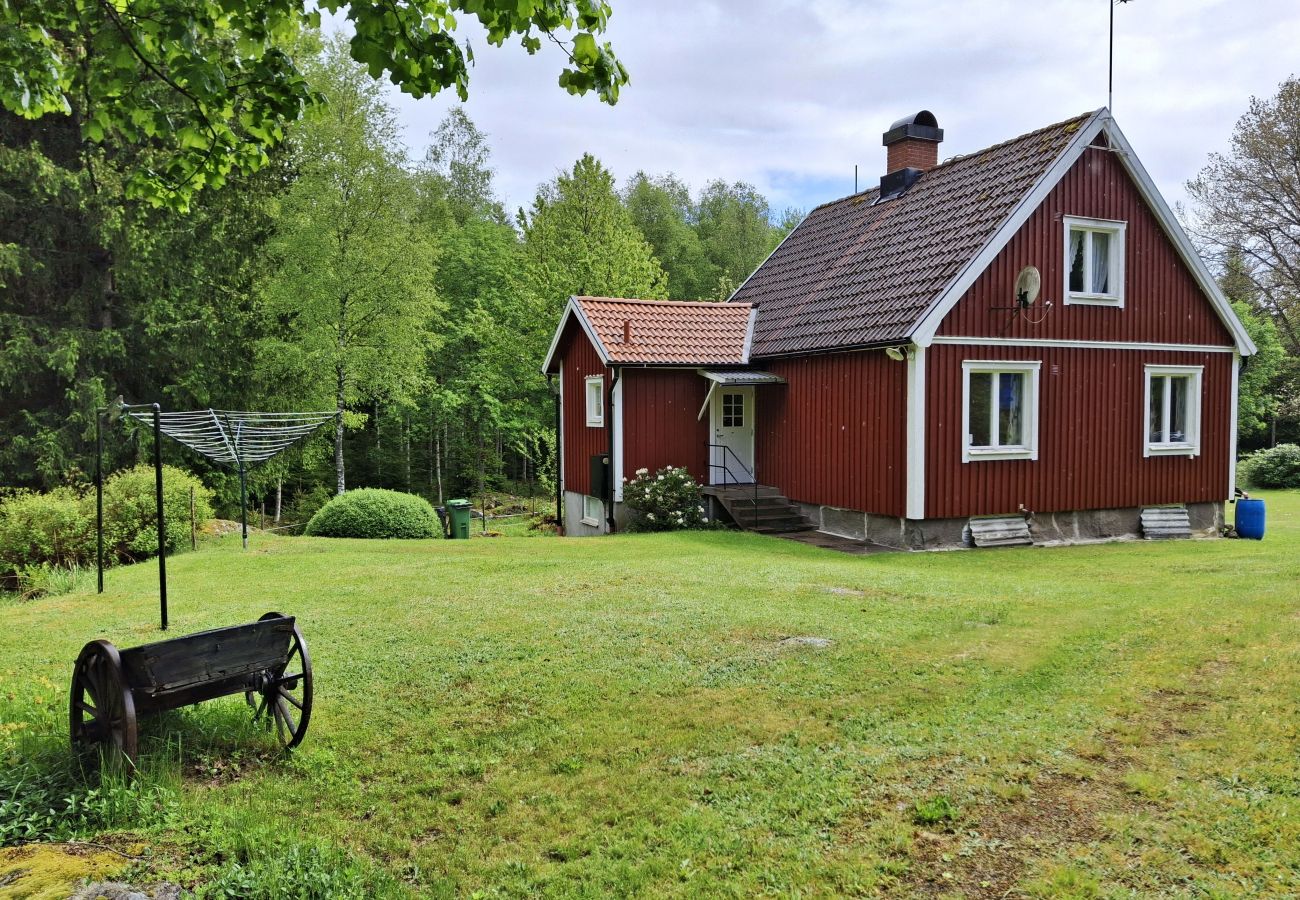 Stuga i Lönsboda - Charmigt semesterhus i skogsidyll utanför Tosthult | SE01078