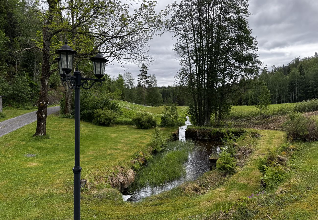 Stuga i Skillingsfors - Mycket vackert belägen stuga i Skillingsfors |SE18031