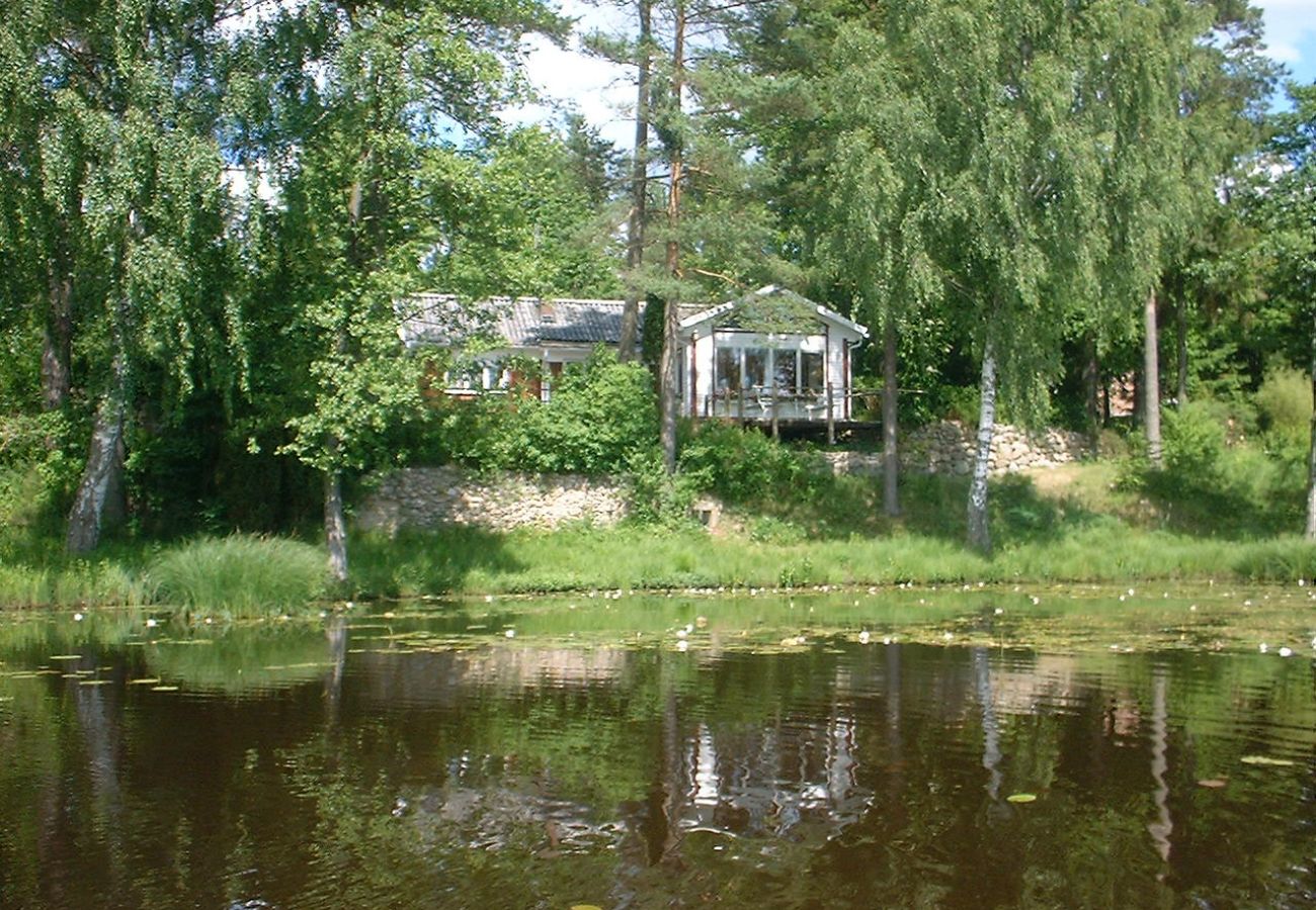 Stuga i Västra Torup - Drömboende vid vattnet – med egen båt, braskamin och generösa terrasser |SE01080