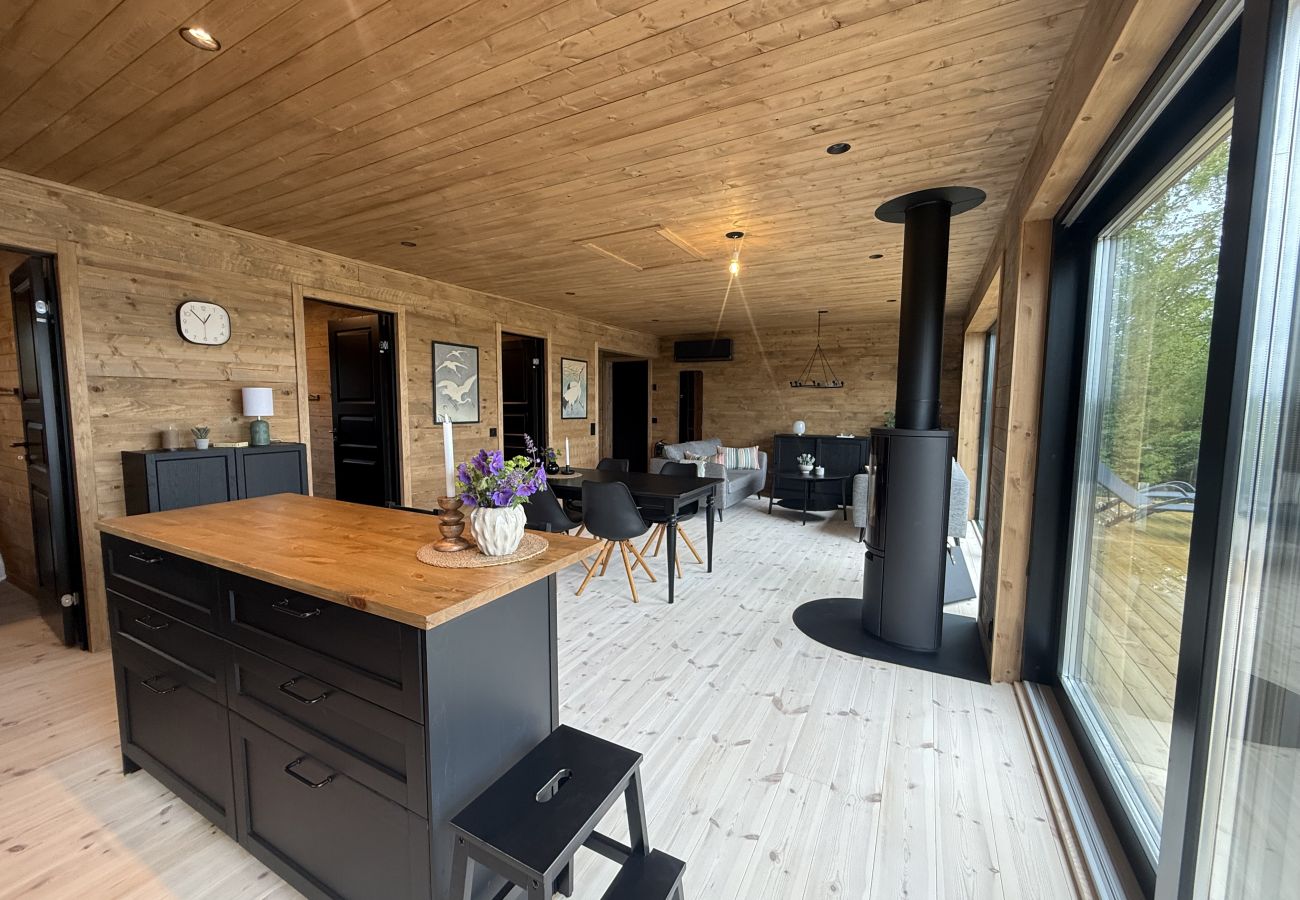 Stuga i Lönashult - Semesterbostad med bastu och sjöutsikt i natursköna Lönashult | SE06090